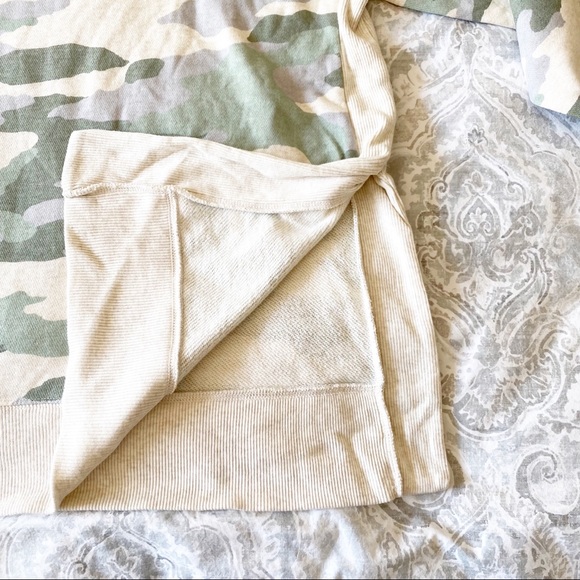 AERIE Split Hem Sweatshirt Small Green Camo NEW - Picture 4 of 8